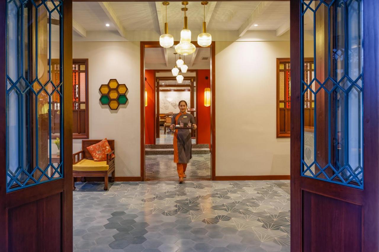 Cozy Savvy Boutique Hotel Hoi An Exteriör bild The interior of the hotel